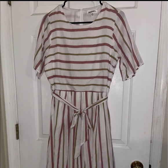 White linen midi dress with pink and taupe stripes - Picture 3 of 4